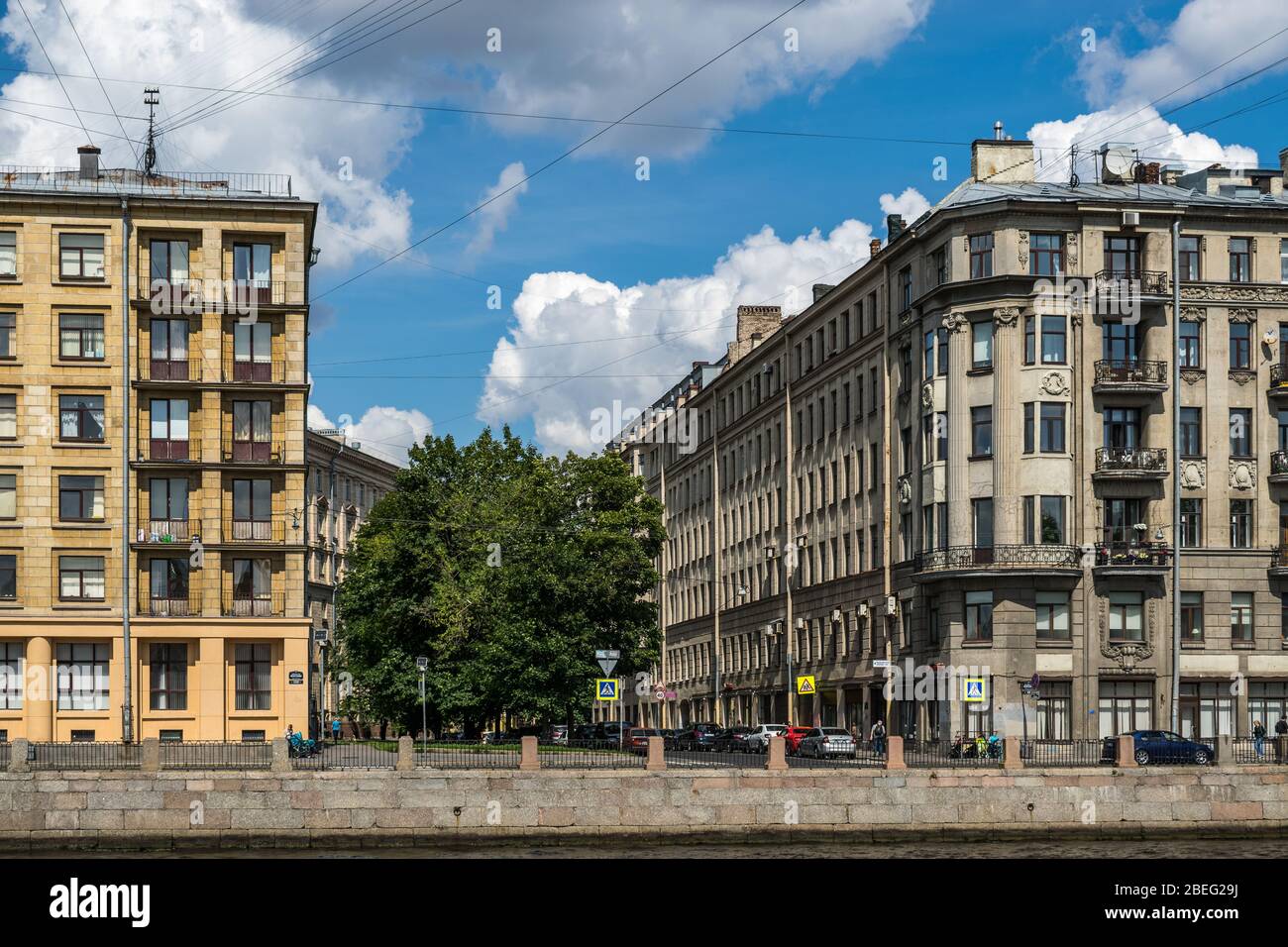 St. Petersburg, Russland, Sommer 2019: Architektur am Ufer des Fontanka-Flusses in St. Petersburg Stockfoto