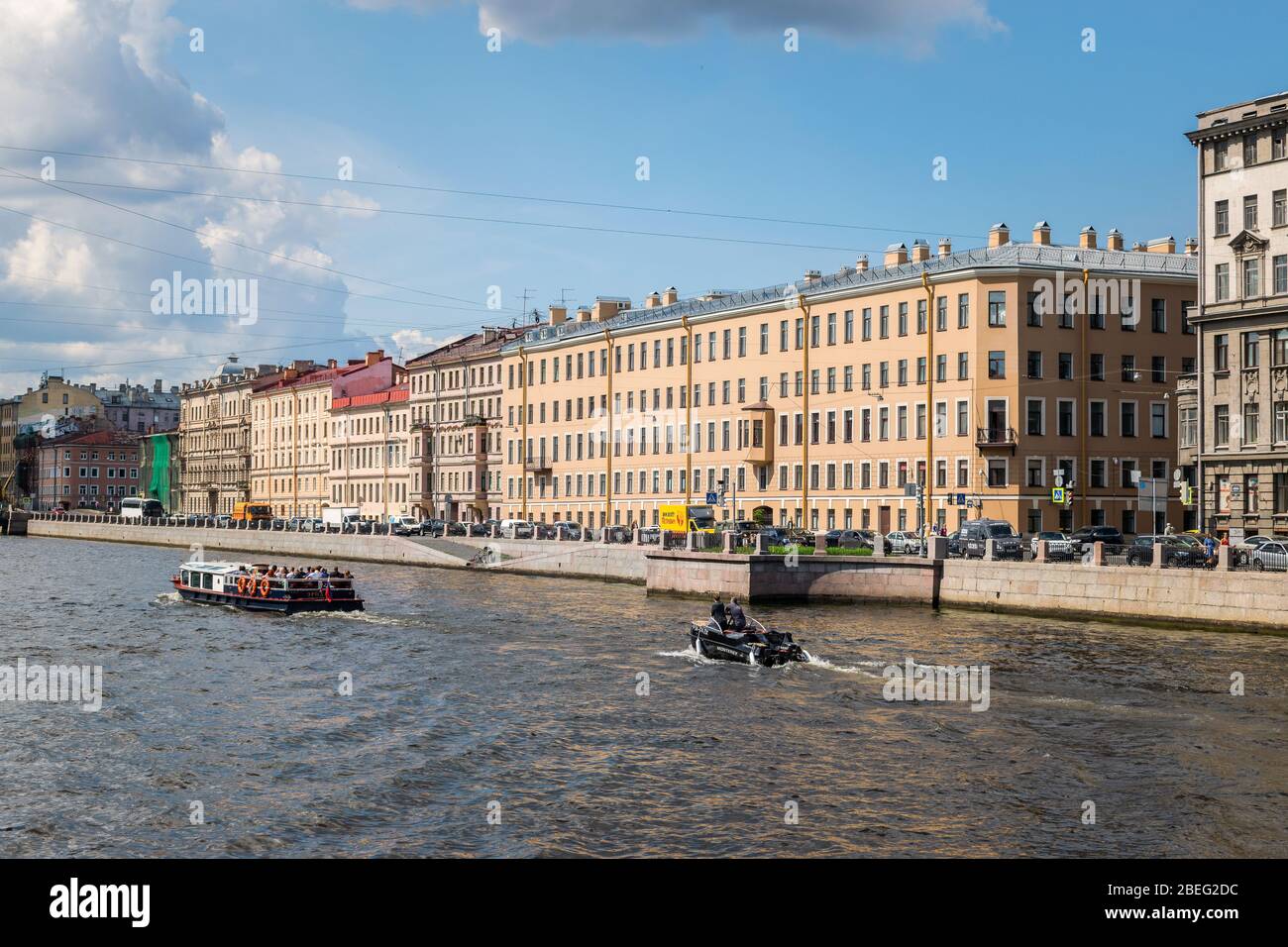 St. Petersburg, Russland, Sommer 2019: Fontanka Flussufer und Vergnügen Sightseeing Boote auf dem Fluss im Sommer in St. Petersburg Stockfoto