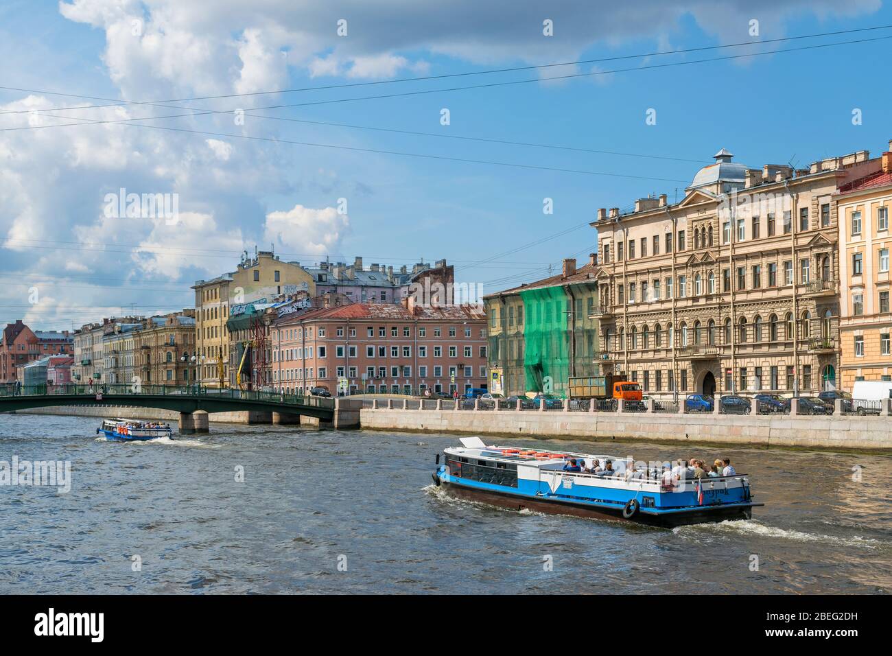 St. Petersburg, Russland, Sommer 2019: Fontanka Flussufer und Vergnügen Sightseeing Boote auf dem Fluss im Sommer in St. Petersburg Stockfoto