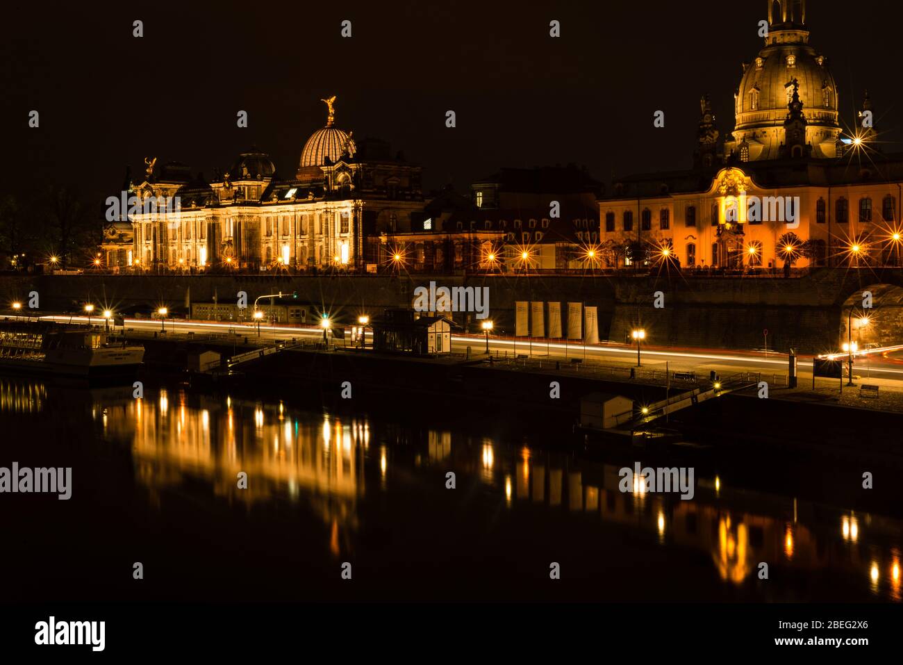 Am Abend am ruhigen Elbufer von Dresden mit Blick auf einen Teil der Altstadt. Stockfoto