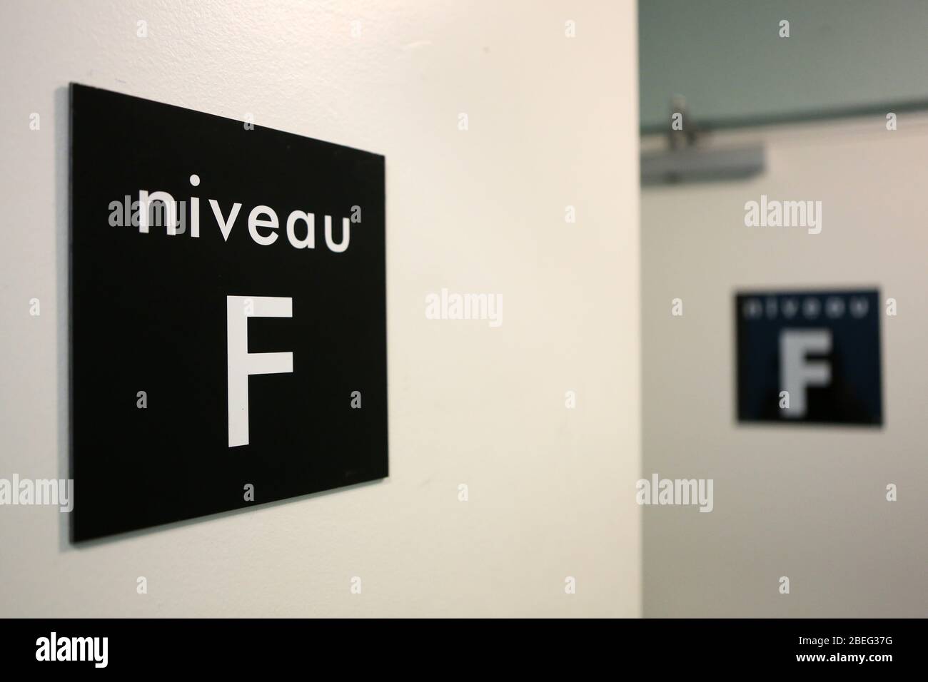 Panneau indiquant le Niveau F. Etage. Parkplatz Souterrain kostenlos. 2KM3. Saint-Gervais-les-Bains. Haute-Savoie. Frankreich. Stockfoto