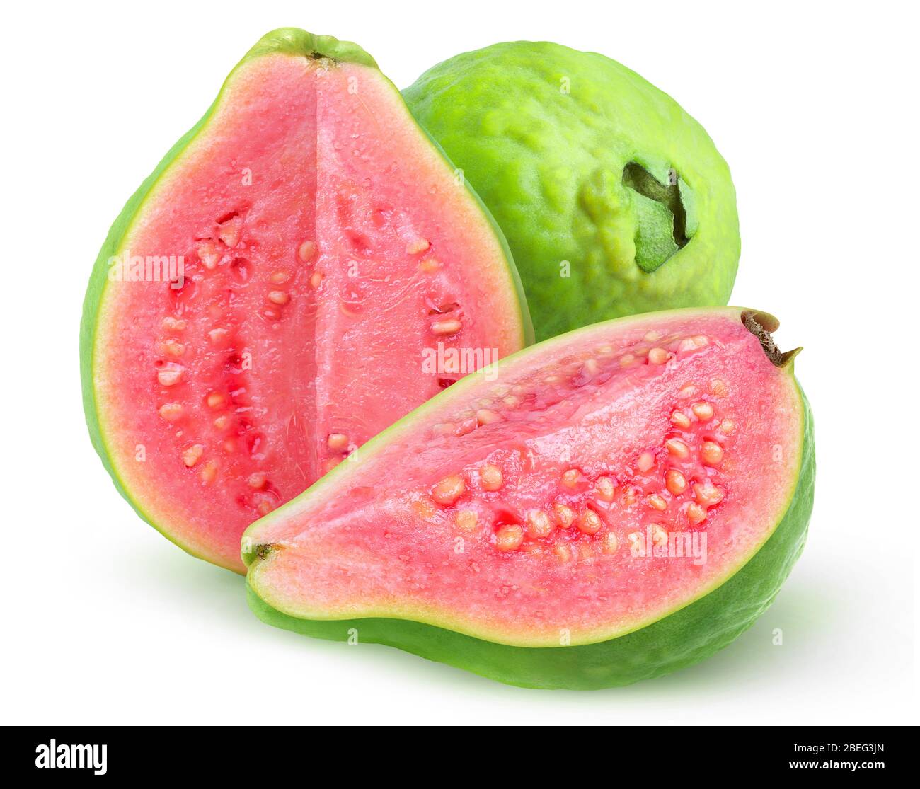 Isolierte Guava Früchte. Rosa Guaven mit grüner Haut in Hälften geschnitten isoliert auf weißem Hintergrund mit Schnittpfad Stockfoto