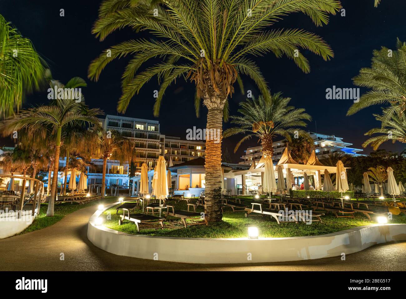 Ruhebereich mit Palmen und Sonnenliegen in der Nähe des Hotels in Protaras, Zypern Stockfoto