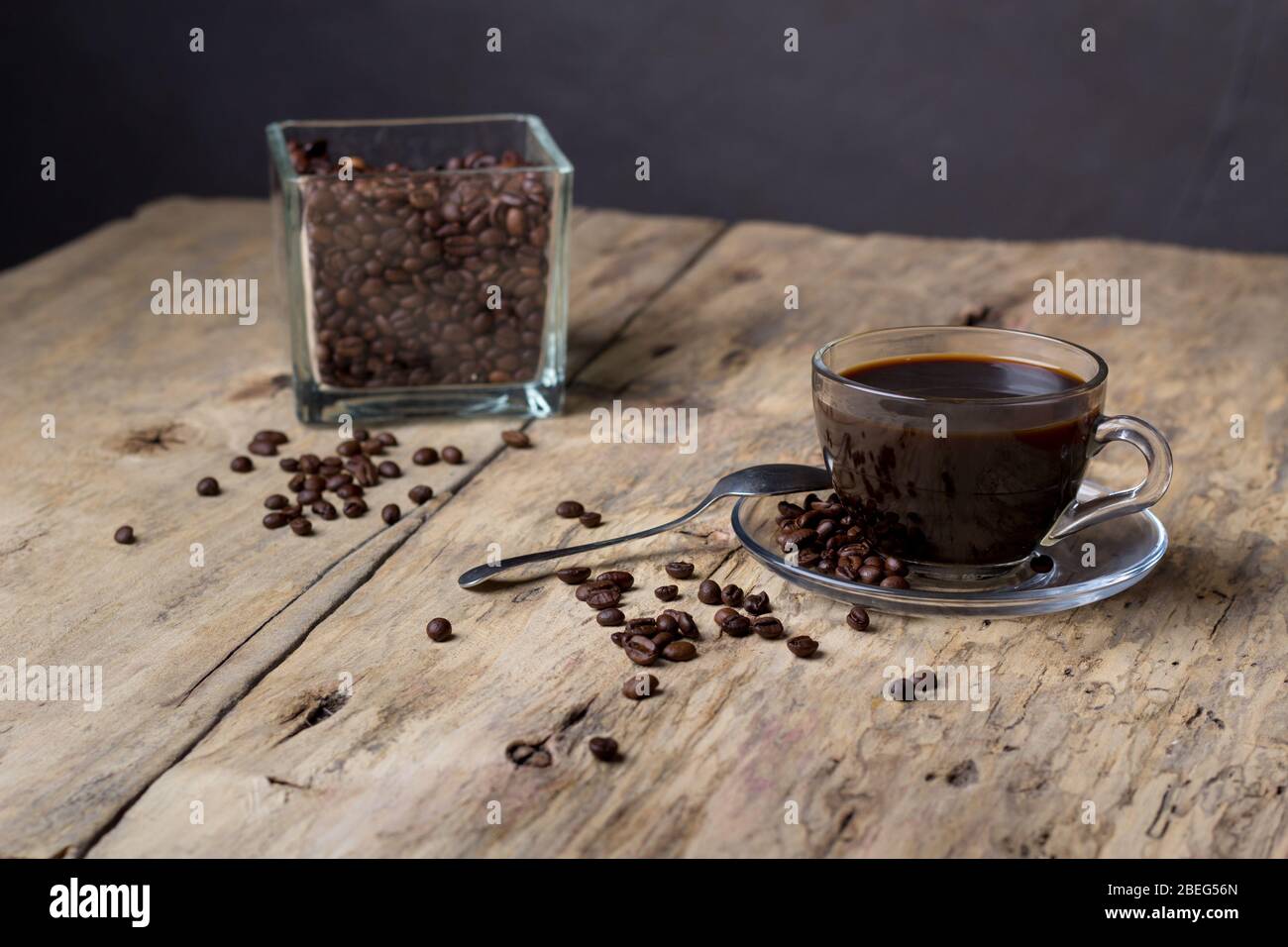 Kaffee in einer transparenten Glastasse auf einem Holztisch Stockfoto