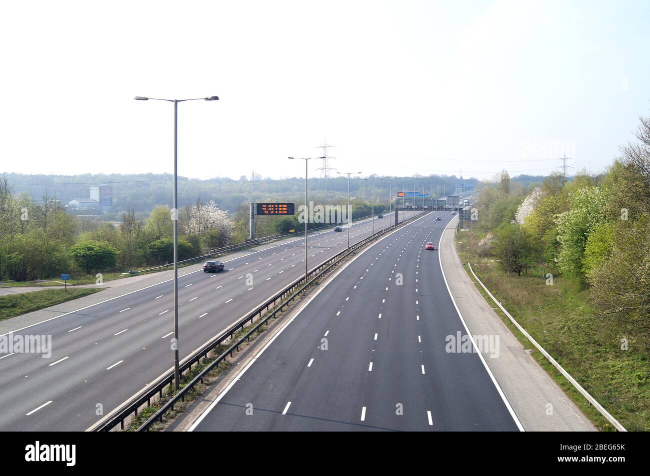 Autobahn M60 am 11. April 2020 mit sehr leisem Verkehr aufgrund der Sperrung der COVID-19-Fahrbeschränkungen Stockfoto