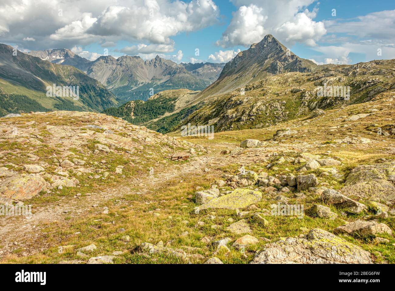 Berglandschaft im Valposchaivo Tal vom Berninapass, Graubünden, Schweiz Stockfoto
