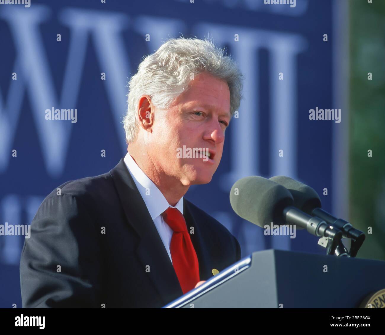 WASHINGTON, DC, USA, 11. NOVEMBER 2000: Präsident Bill Clinton spricht am Veterans Day. Stockfoto