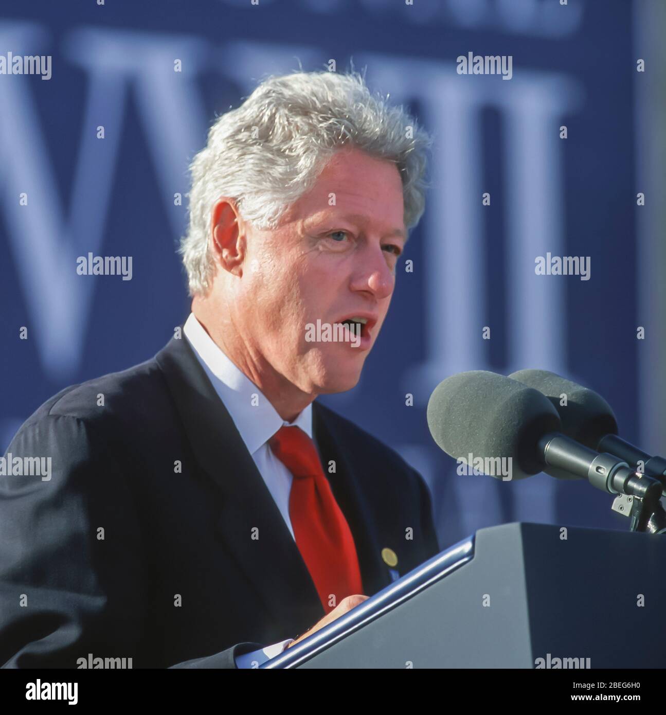 WASHINGTON, DC, USA, 11. NOVEMBER 2000: Präsident Bill Clinton spricht am Veterans Day. Stockfoto