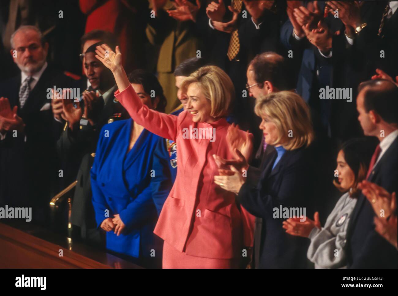 WASHINGTON, DC, USA, 27. JANUAR 1998: Hillary Clinton winkt während der Rede zur Lage der Union. Stockfoto
