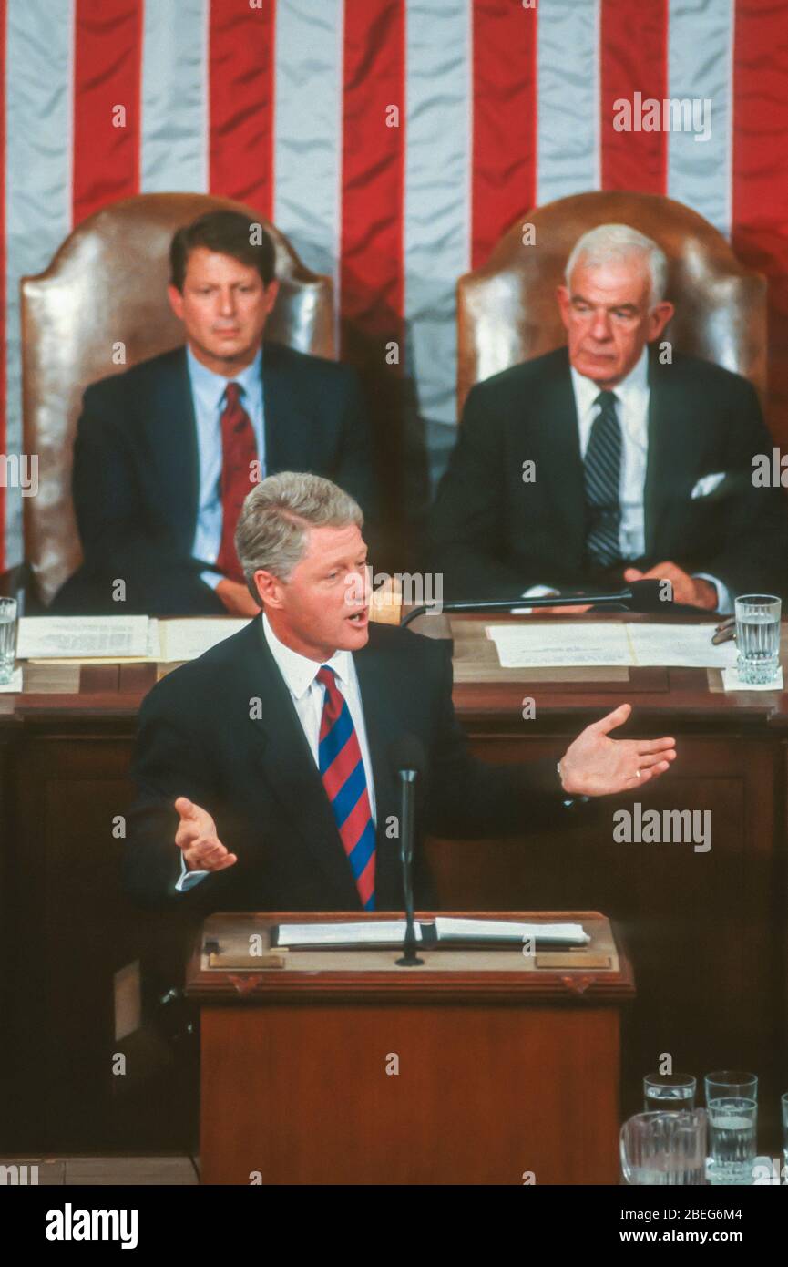 WASHINGTON, DC, USA - 22. SEPTEMBER 1993: Präsident Bill Clinton spricht vor der gemeinsamen Sitzung des Kongresses über das Gesundheitswesen. Hinter ihm stehen V-P Al Gore, links, und Sprecher Tom Foley. Stockfoto