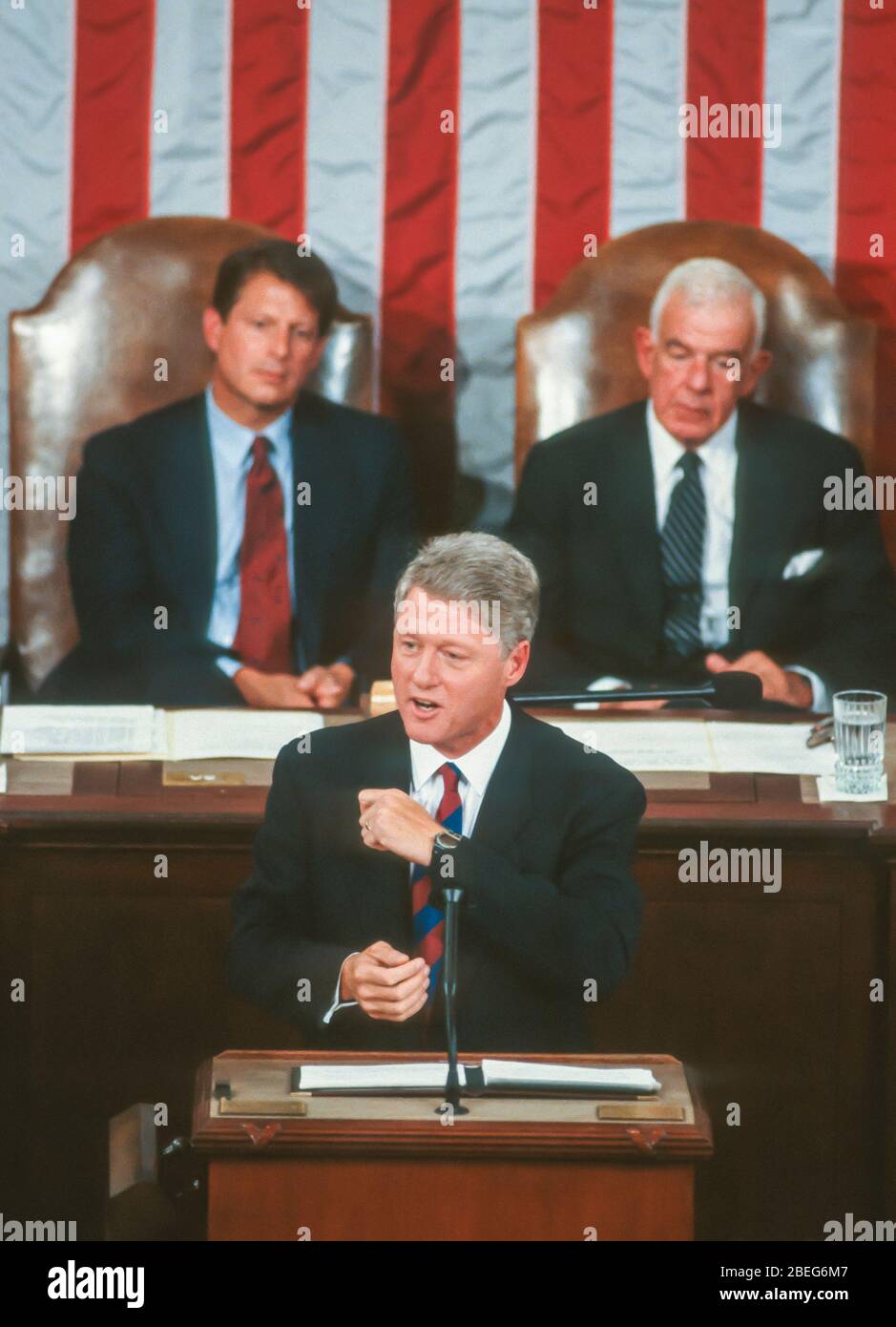 WASHINGTON, DC, USA - 22. SEPTEMBER 1993: Präsident Bill Clinton spricht vor der gemeinsamen Sitzung des Kongresses über das Gesundheitswesen. Hinter ihm stehen V-P Al Gore, links, und Sprecher Tom Foley. Stockfoto