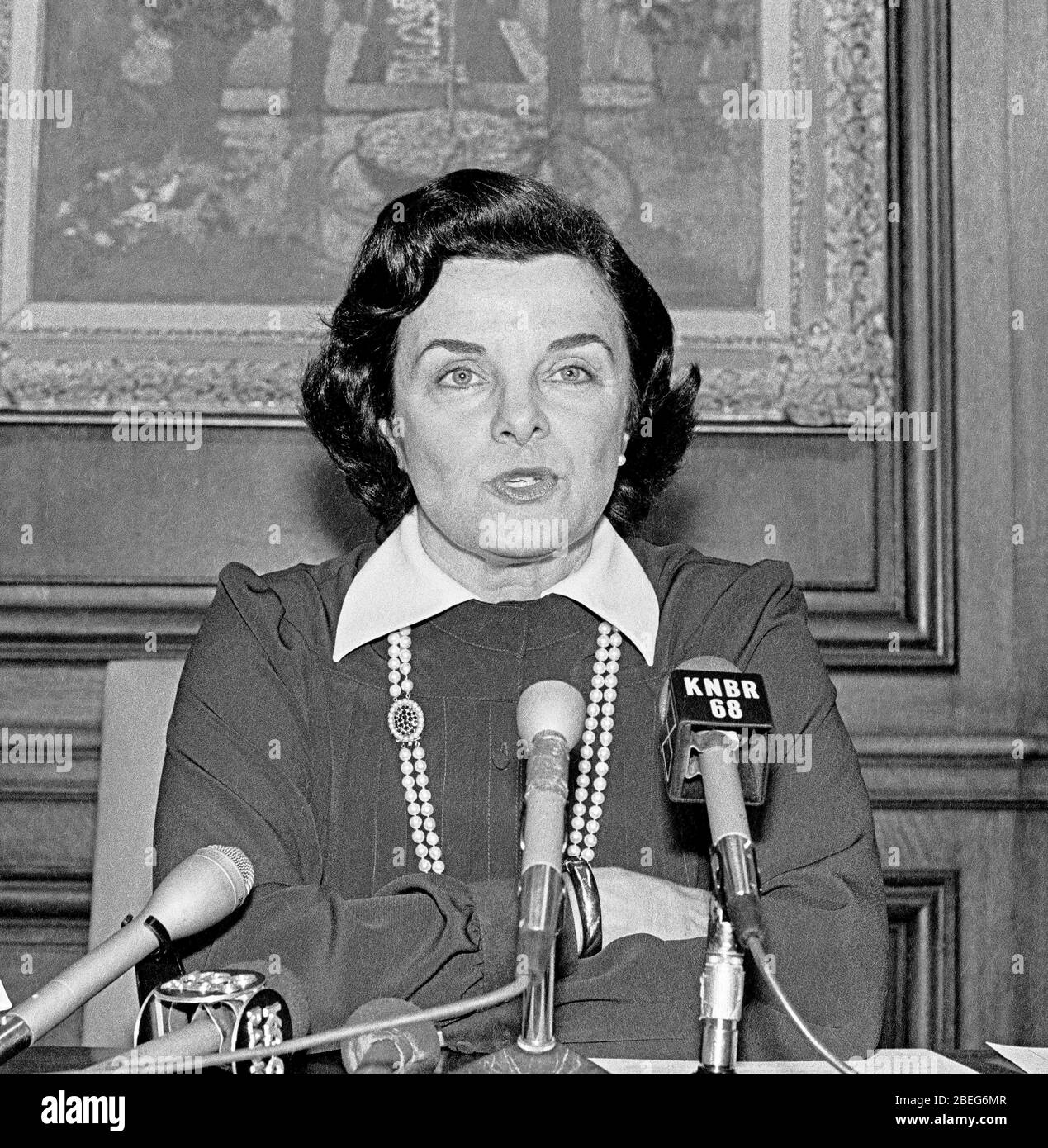 Die Bürgermeisterin von San Francisco, Dianne Feinstein, spricht in ihrem Büro. 25. März 1982 Stockfoto