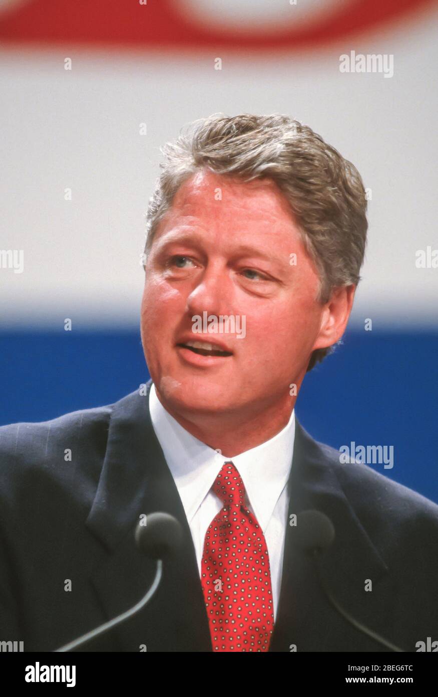 WASHINGTON, DC, USA - 7. JULI 1992: Präsidentschaftskandidat Bill Clinton spricht bei der National Education Association Convention. Stockfoto