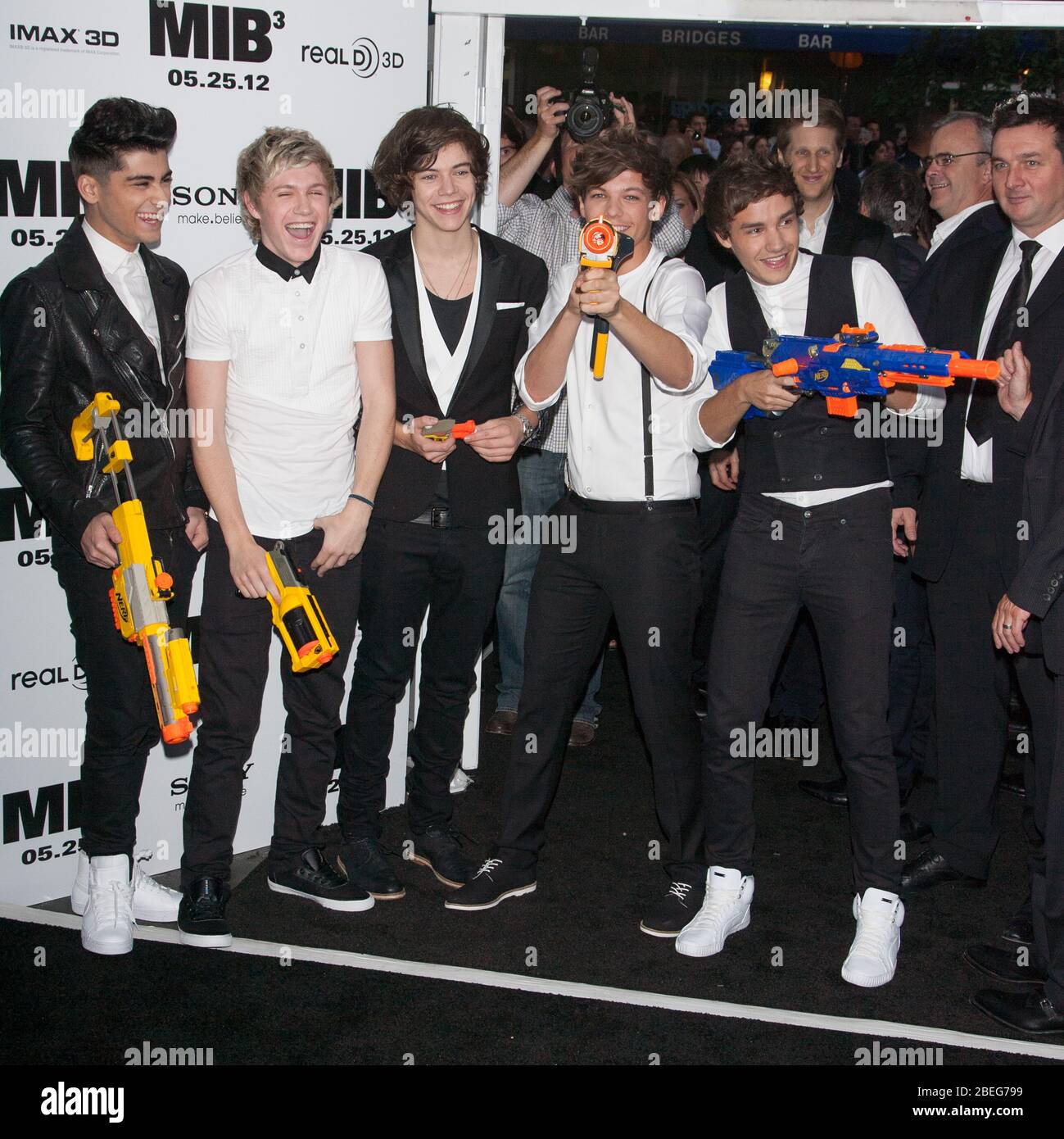 (L-R) Zayn Malik, Niall Horan, Louis Tomlinson, Harry Styles und Liam Payne von der Band One Direction besuchen die New Yorker Premiere A Stockfoto