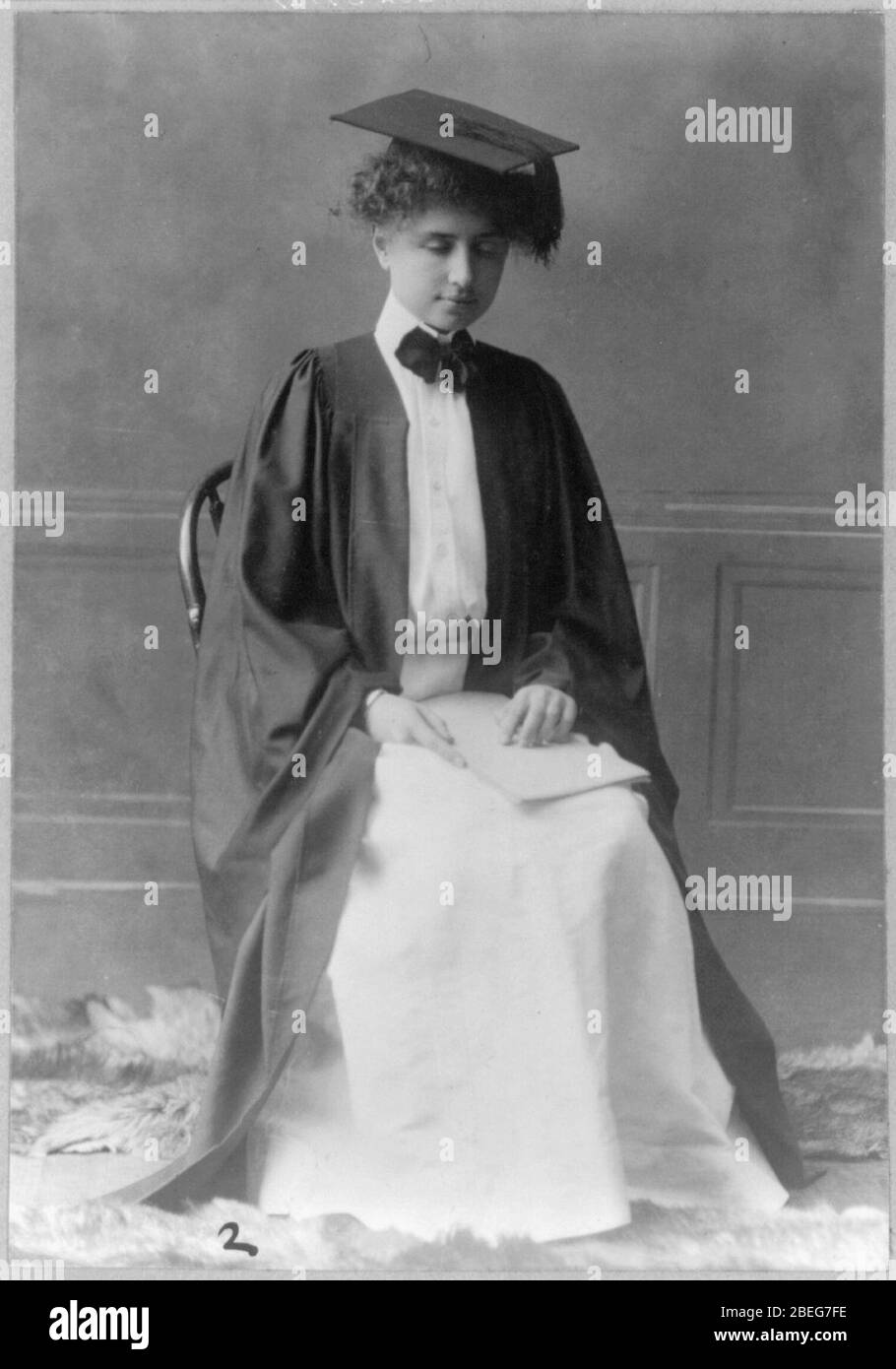 Helen Keller, in voller Länge Porträt, in Gap und Kleid sitzt Stockfoto