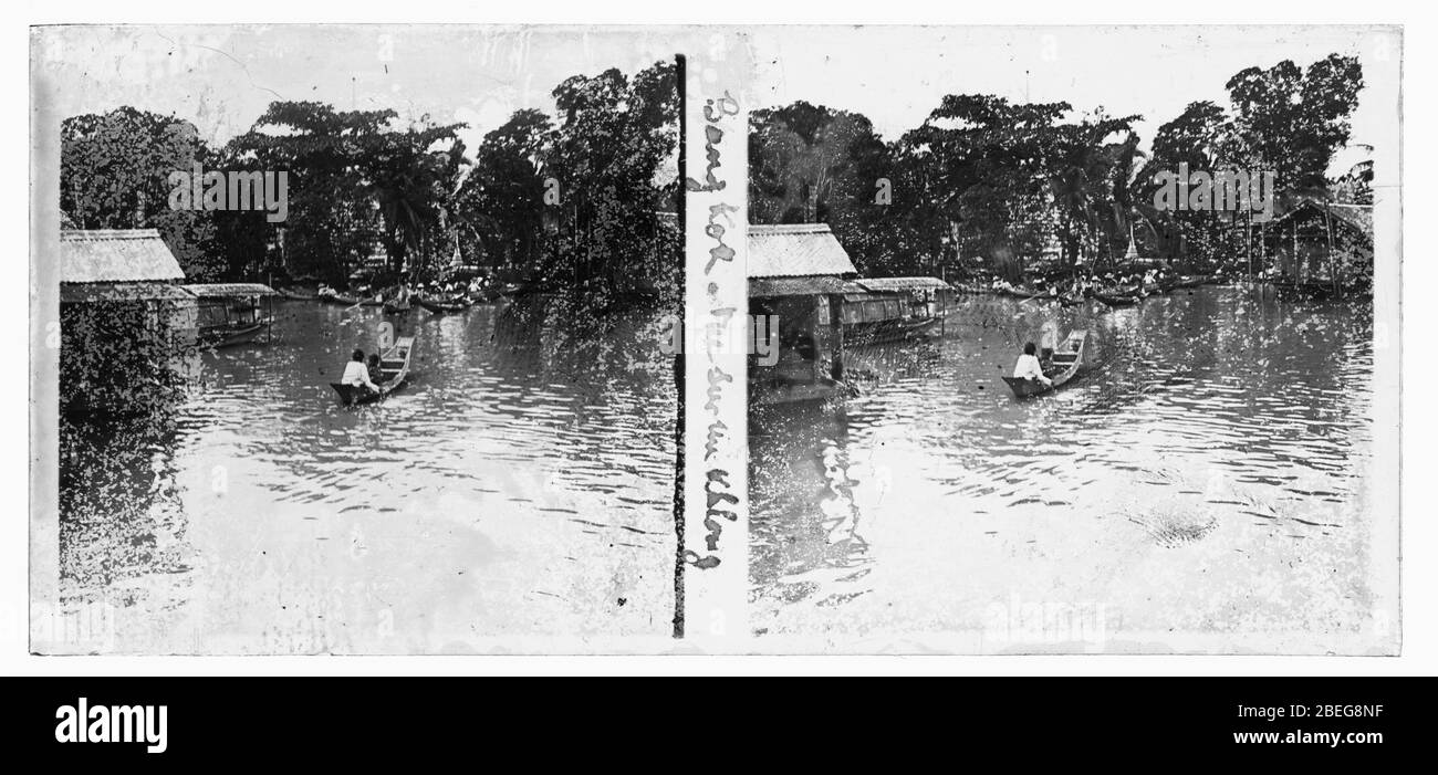 Typische Ansicht eines Thai Klong (Khlong) mit Einheimischen in langen Booten. Foto von um 1910. Bild auf trockener Glasplatte aus der Sammlung Herry W. Schaefer. Stockfoto