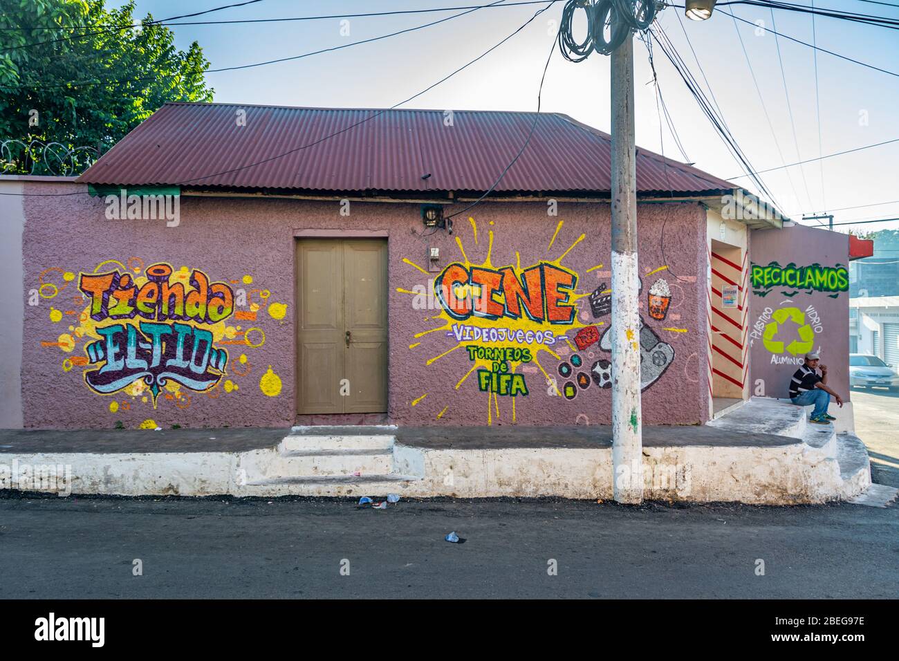 Gebäude in Guatemala mit farbenfrohen grafischen Straßenkunstwerke Stockfoto
