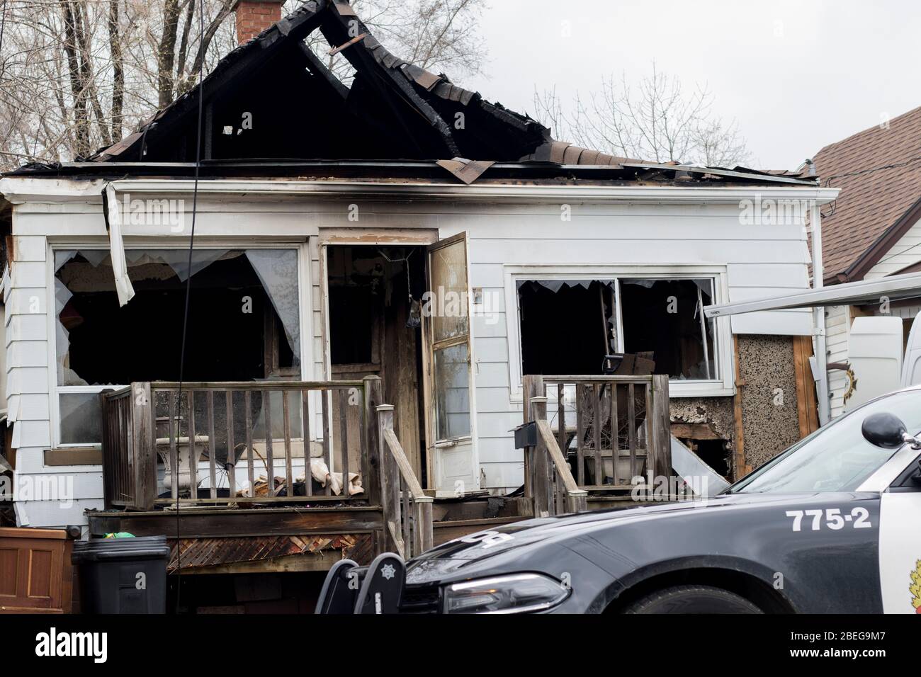 Ontario Kanada April 2020: Haus durch Feuer zerstört, was zu einem Tod führte. Polizei und Feuermarschall vor Ort untersuchen Hausbrand. Stockfoto