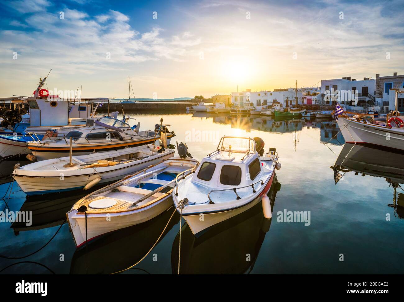 Fischerboote im Hafen von Naousa. Paros lsland, Griechenland Stockfoto