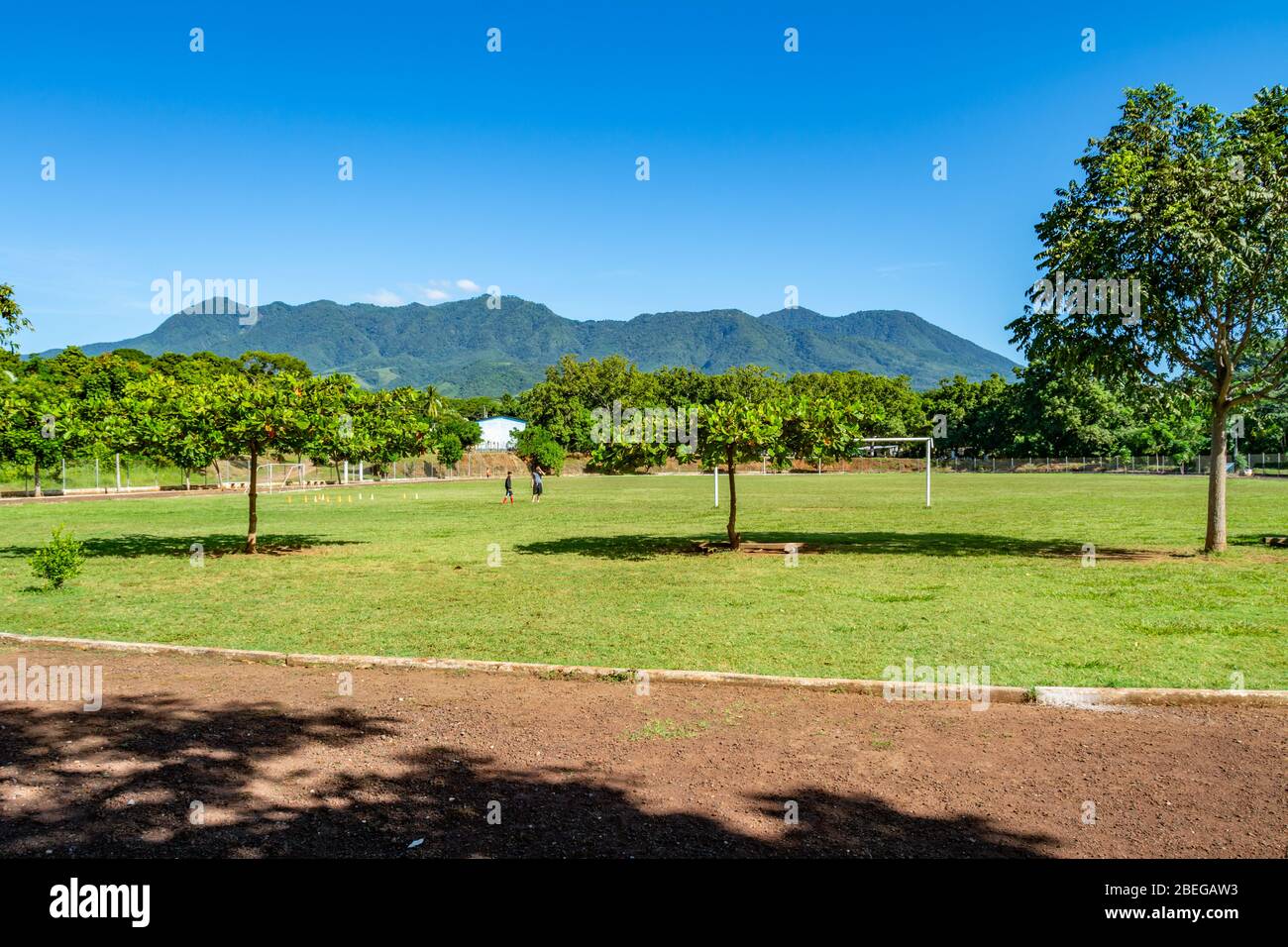 Ansicht des Spielfeldes auf dem städtischen Fußballfeld in Guazacapan, Guatemala Stockfoto