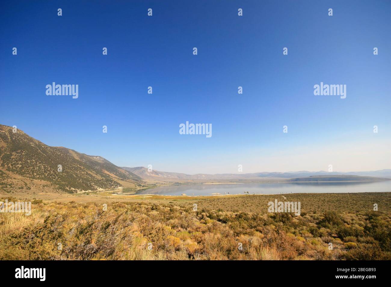 Blick aus dem hohen Winkel auf den Mono Lake in Kalifornien Stockfoto