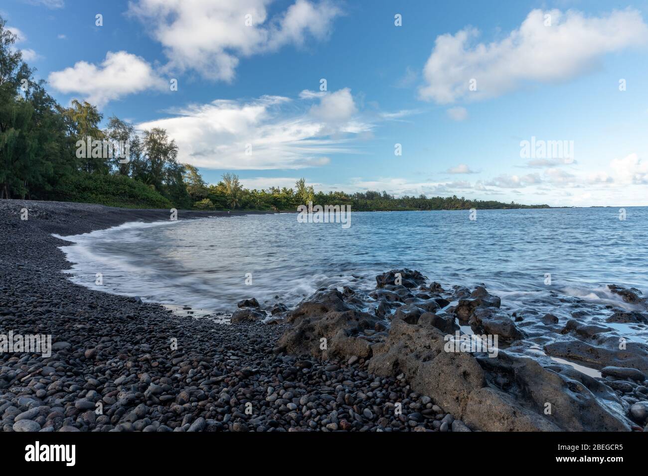 Der schwarze Sandstrand der Kainalimu Bay in Hana, Hawaii Stockfoto