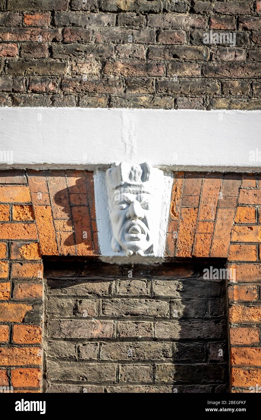 Geschnitztes Gesicht, Queen Anne's Gate, Westminster, London, England, Großbritannien Stockfoto