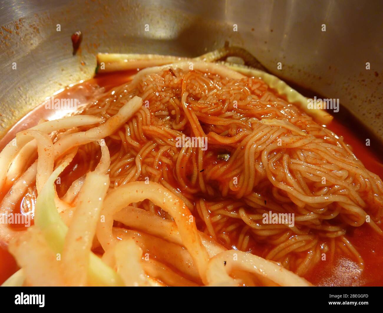 Nahaufnahme von kalten koreanischen Nudeln in Los Angeles, Kalifornien Stockfoto