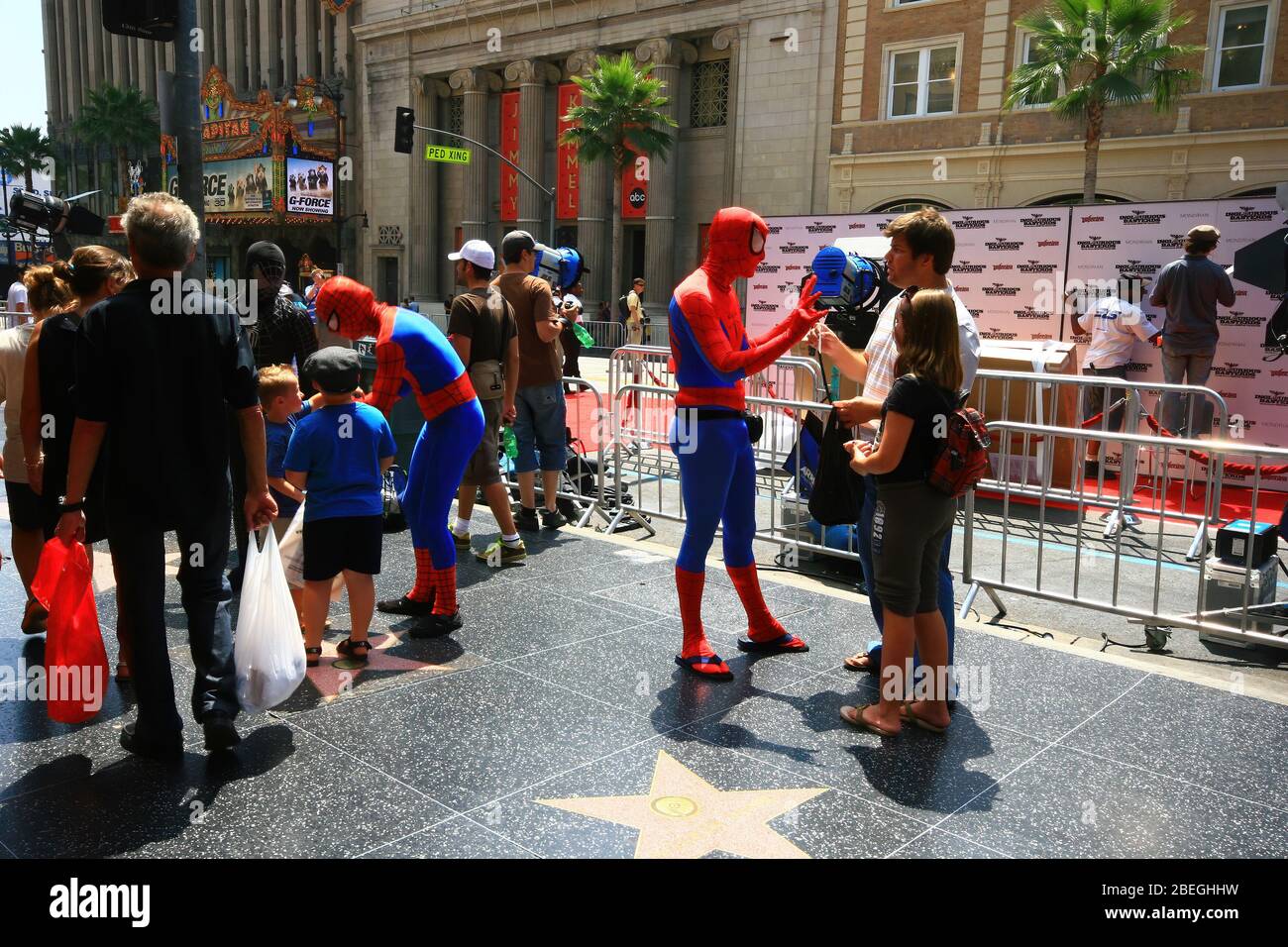 Los Angeles, 11. AUG 2009 - Street Artist verkleiden sich in Spiderman und fotografieren mit Touristen Stockfoto
