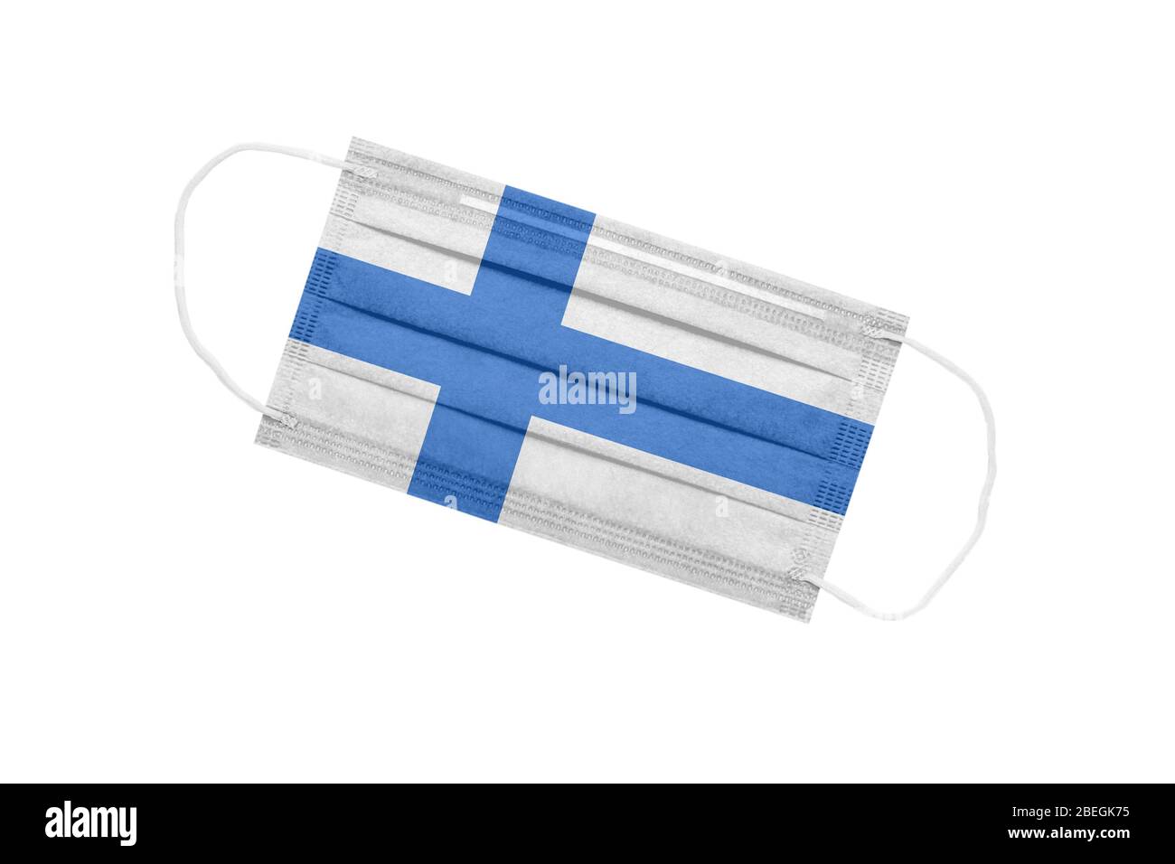 Medizinische Gesichtsmaske mit Flagge von finnland isoliert auf weißem Hintergrund. Finnland Pandemie Konzept. Attribut des Coronavirus Ausbruch in Finnland. Medicin Stockfoto