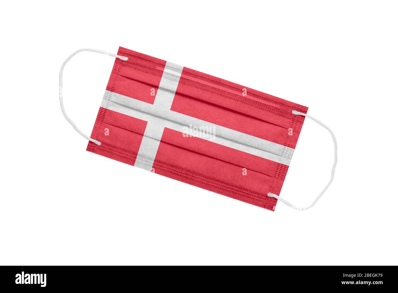 Medizinische Gesichtsmaske mit Flagge von Dänemark isoliert auf weißem Hintergrund. Dänemark Pandemie Konzept. Attribut eines Coronavirus Ausbruch in Dänemark. Medic Stockfoto