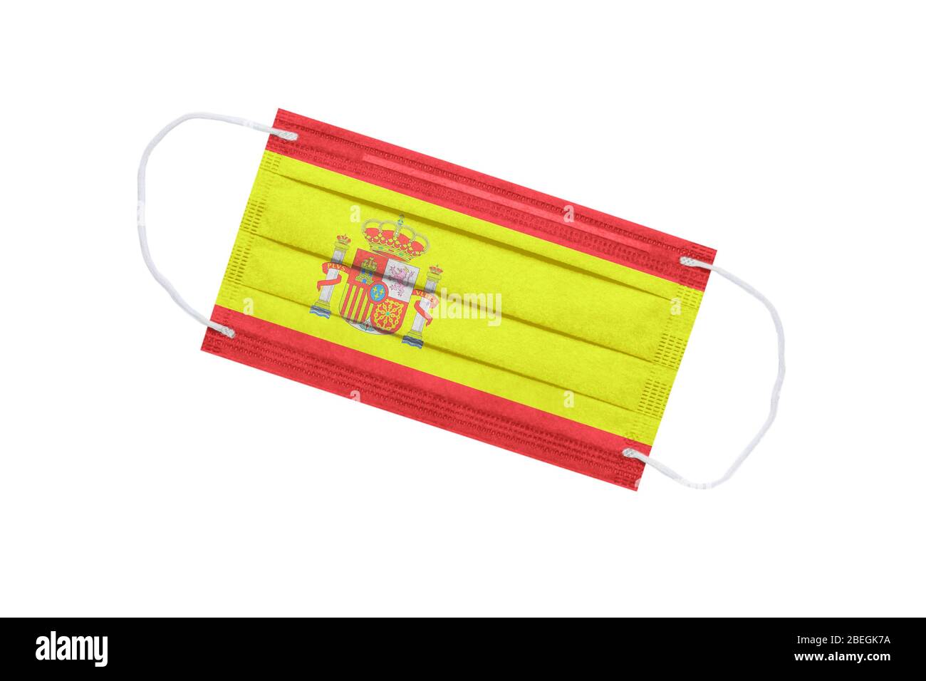 Medizinische Gesichtsmaske mit Flagge von spanien isoliert auf weißem Hintergrund. Pandemiekonzept in spanien. Attribut eines Coronavirus Ausbruch in Spanien. Medizin Stockfoto