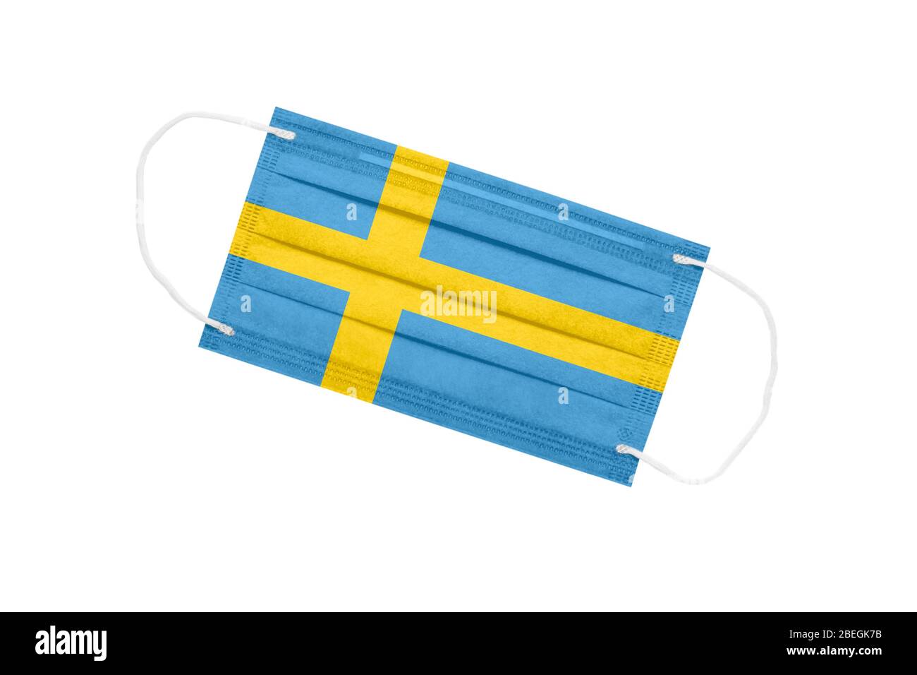 Medizinische Gesichtsmaske mit Flagge von schweden isoliert auf weißem Hintergrund. Schweden Pandemie Konzept. Attribut des Coronavirus Ausbruch in Schweden. Medizin in Stockfoto