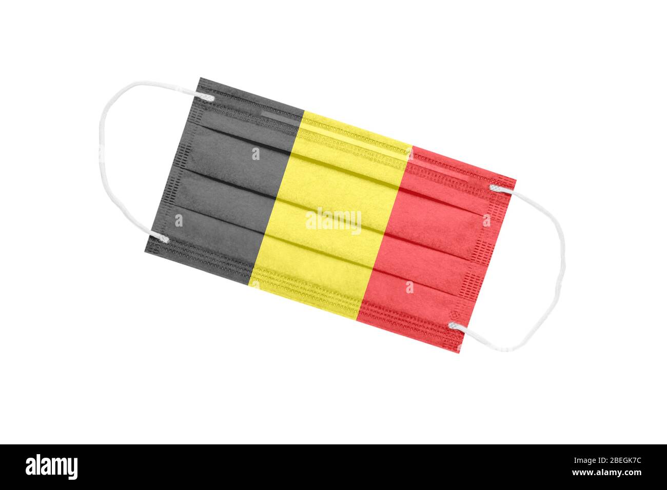 Medizinische Maske mit der Flagge von Belgien isoliert auf weißem Hintergrund. Belgische Pandemie Konzept. Attribut des Coronavirus Ausbruch in Belgien. Medizin Stockfoto