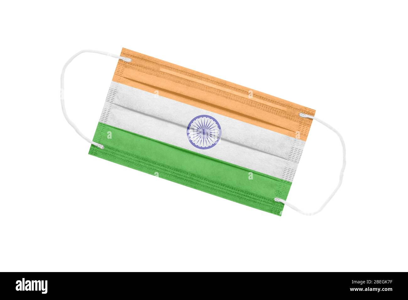 Medizinische Maske mit Flagge von indien isoliert auf weißem Hintergrund. Pandemie Konzept in indien. Attribut des Coronavirus Ausbruch in Indien. Medizin in Indien Stockfoto