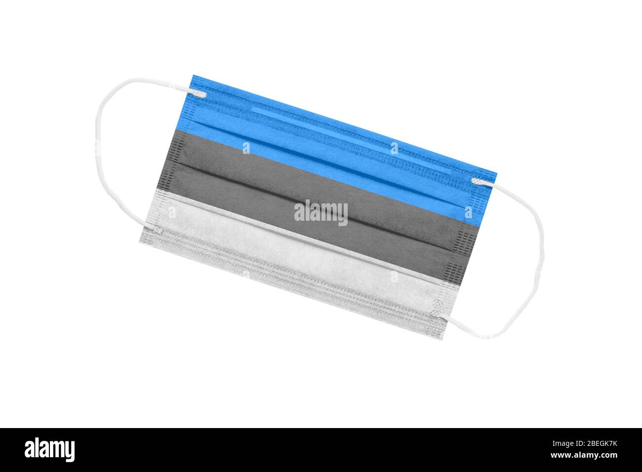 Medizinische Gesichtsmaske mit Flagge von estland isoliert auf weißem Hintergrund. Pandemie Konzept in Estland. Attribut des Coronavirus-Ausbruchs in Estland. Medici Stockfoto