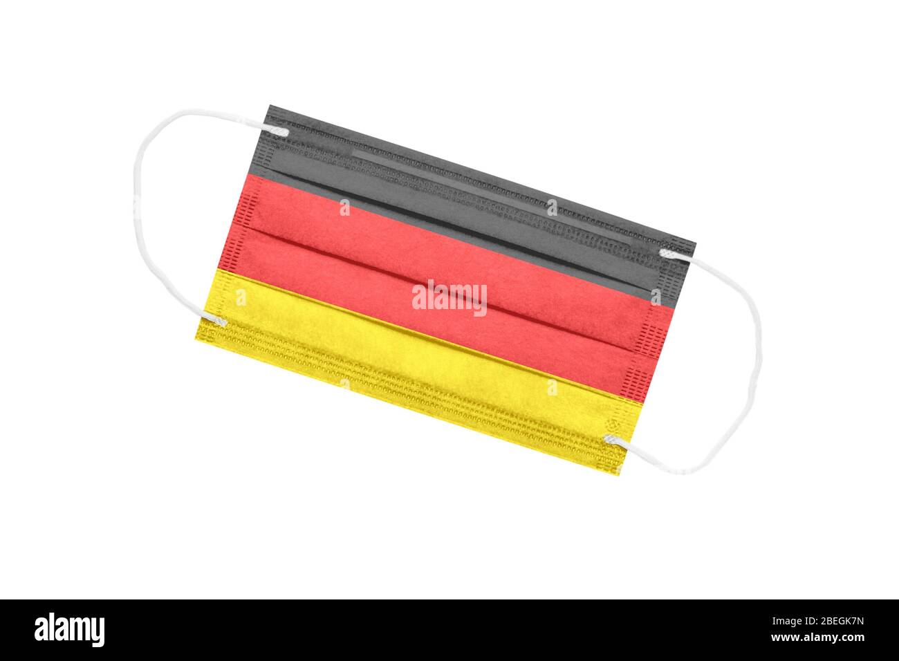 Medizinische Gesichtsmaske mit Flagge von deutschland isoliert auf weißem Hintergrund. Deutschland Pandemie Konzept. Attribut des Coronavirus Ausbruch in Deutschland. Medizin Stockfoto