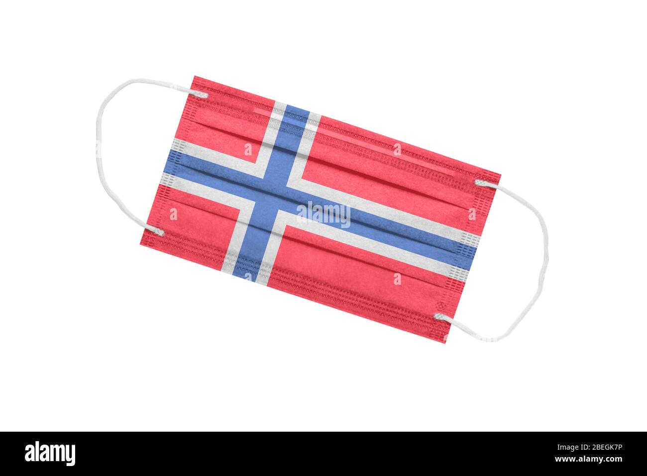 Medizinische Maske mit Flagge von norwegen isoliert auf weißem Hintergrund. Pandemiekonzept in norwegen. Attribut eines Coronavirus-Ausbruch in Norwegen. Medizin in Stockfoto