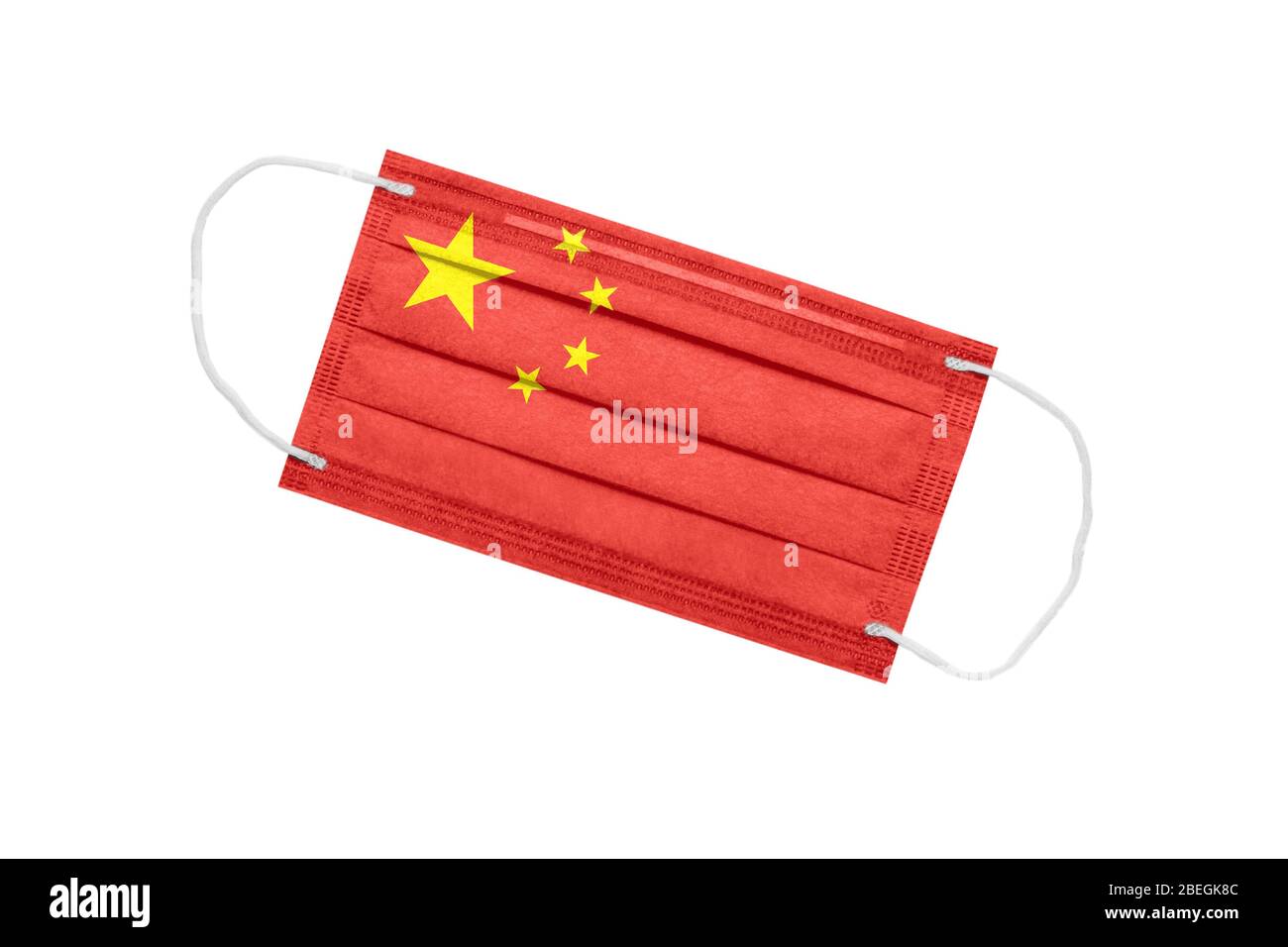 Medizinische Gesichtsmaske mit der Flagge von China, isoliert auf weißem Hintergrund. Pandemie-Konzept in China. Attribut des Coronavirus Ausbruch in China. Medicin Stockfoto