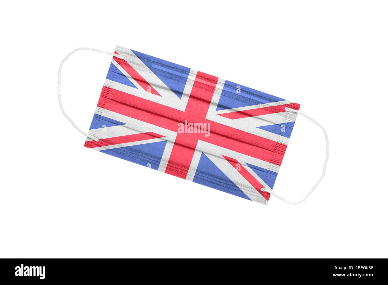 Medizinische Maske mit UK-Flagge auf weißem Hintergrund isoliert. UK Pandemie Konzept. Attribut des Coronavirus Ausbruch in Großbritannien. Medizin in Großbritannien. Stockfoto