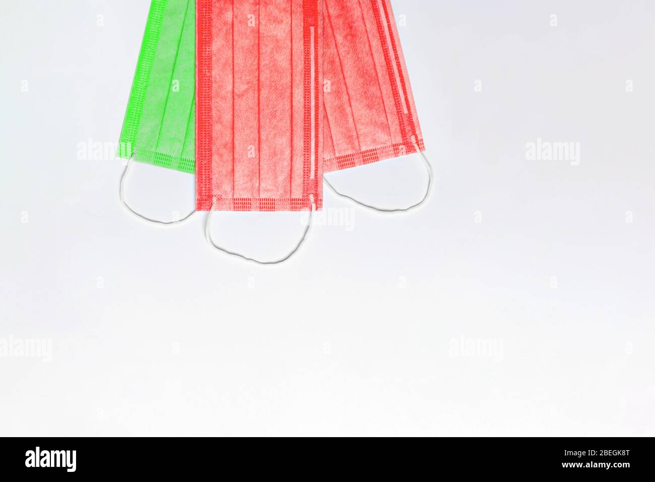 Oben sind 3 medizinische Masken von grünen und roten Farben auf einem hellen Hintergrund. Masken sind in der Flagge von Portugal gesammelt. Portugal Medizin Konzept. outb Stockfoto