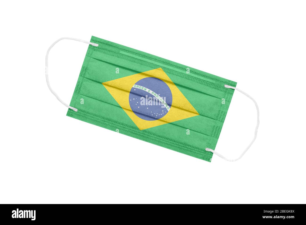 Medizinische Gesichtsmaske mit Flagge von brasilien isoliert auf einem weißen Hintergrund. Brasilien Pandemie Konzept. Attribut des Coronavirus Ausbruch in Brasilien. Medizin i Stockfoto