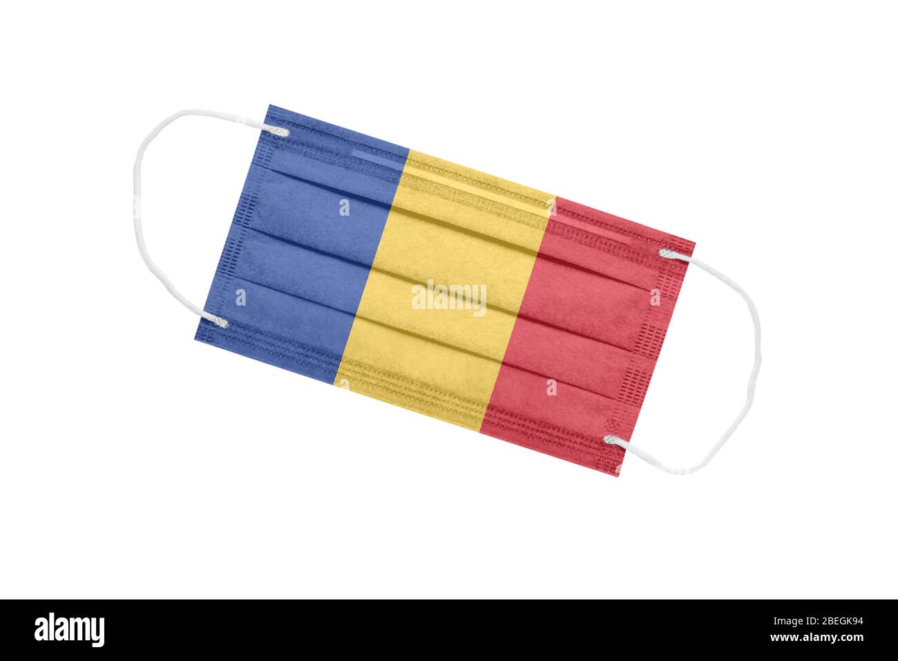 Medizinische Gesichtsmaske mit Flagge von rumänien isoliert auf weißem Hintergrund. Rumänien Pandemie Konzept. Attribut des Coronavirus Ausbruch in Rumänien. Medicin Stockfoto
