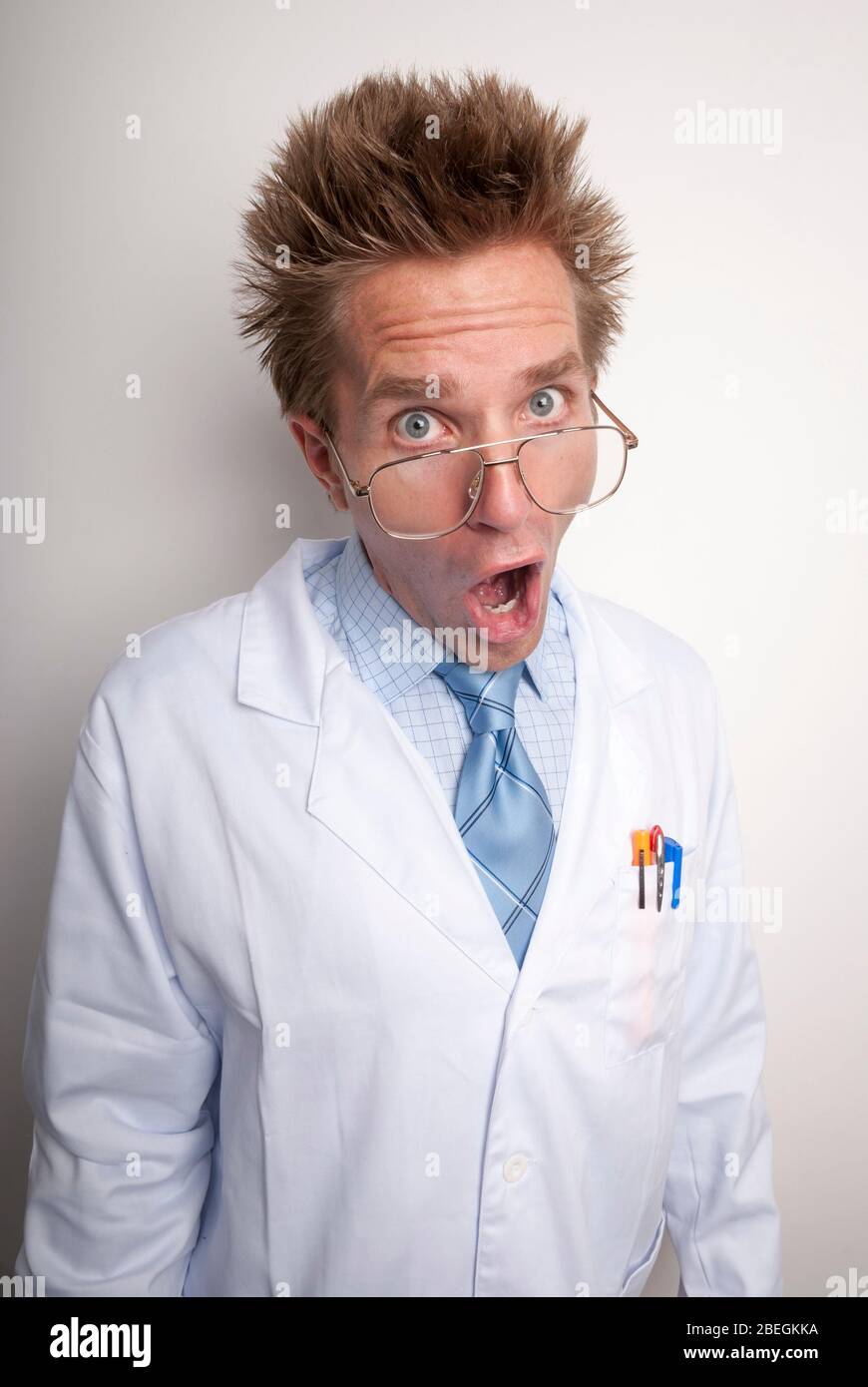Quack Arzt mit verrücktem Ausdruck, um seine Haare passen auf die Kamera zu schauen, als ob er etwas zu sagen hat Stockfoto