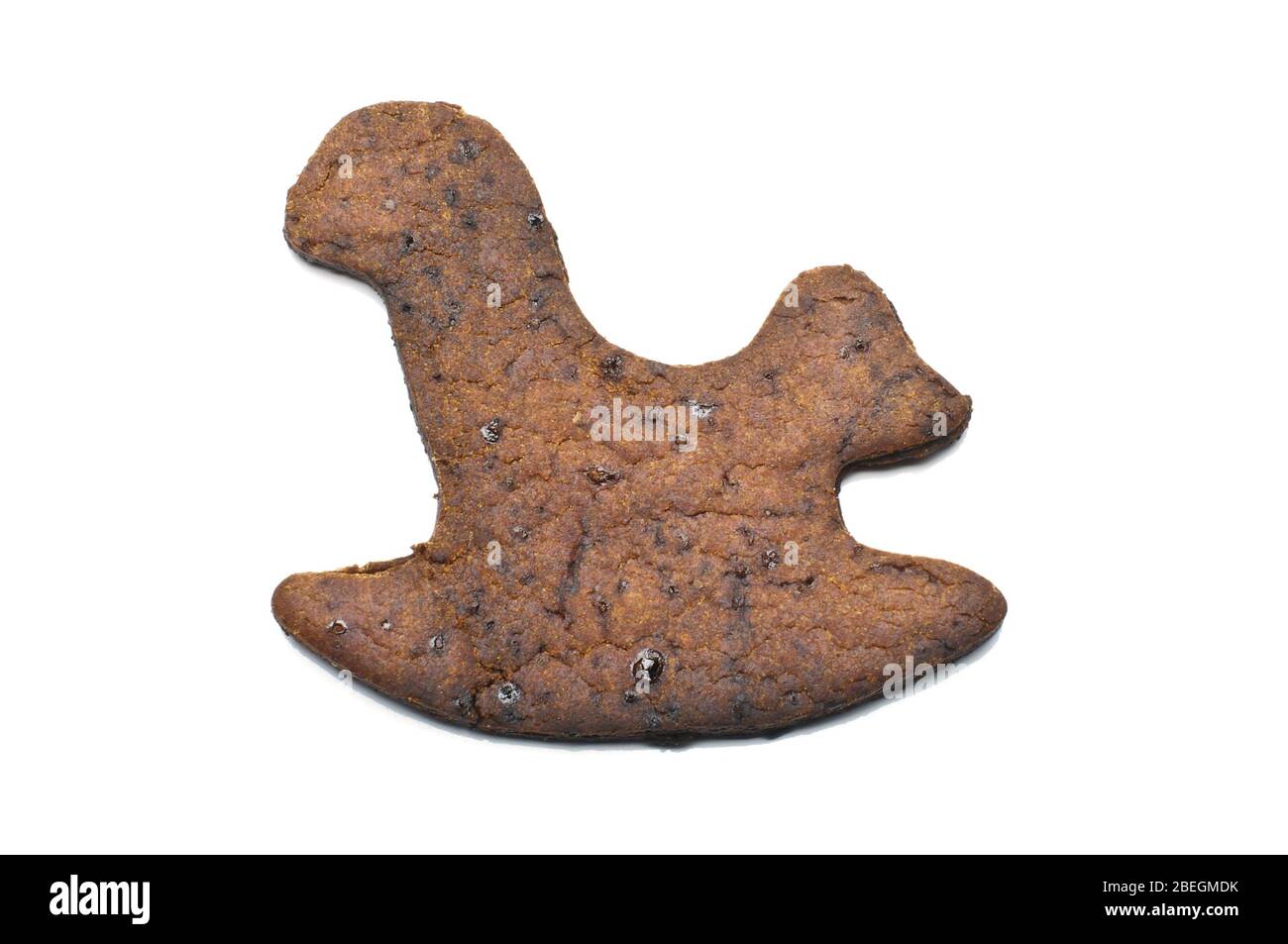 Gebrannter schwarzer Lebkuchenkuchen auf weißem Hintergrund isoliert Stockfoto