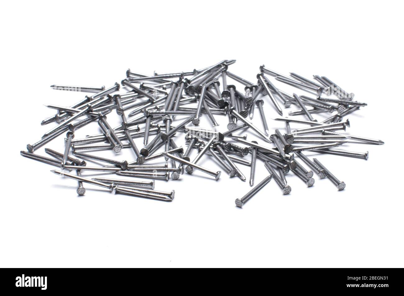 Viele Metallnägel für Do it yourself Projekte isoliert auf dem weißen Hintergrund Stockfoto