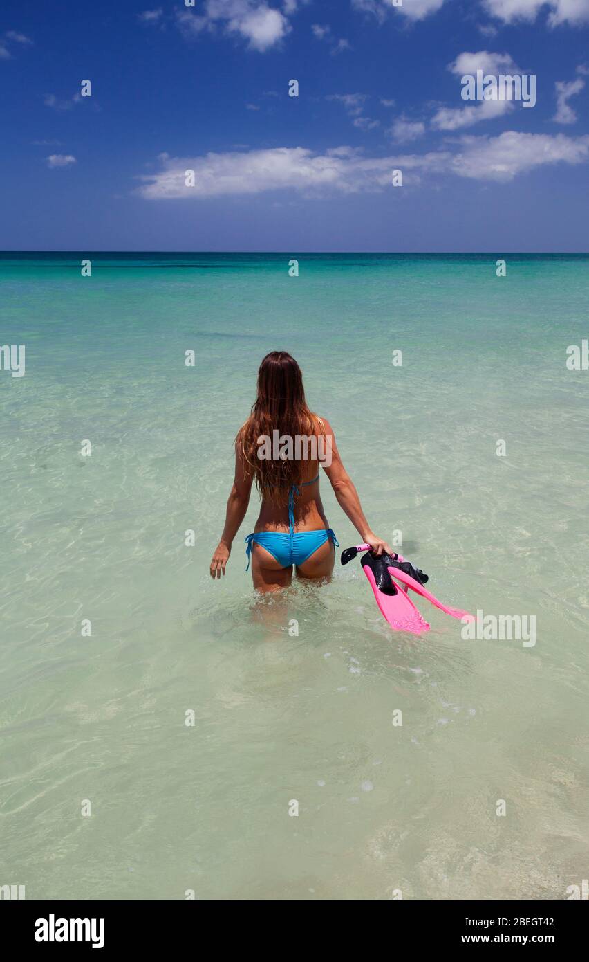 Frau mit Schnorchelausrüstung am Baldwin Beach, Maui, Hawaii. Stockfoto