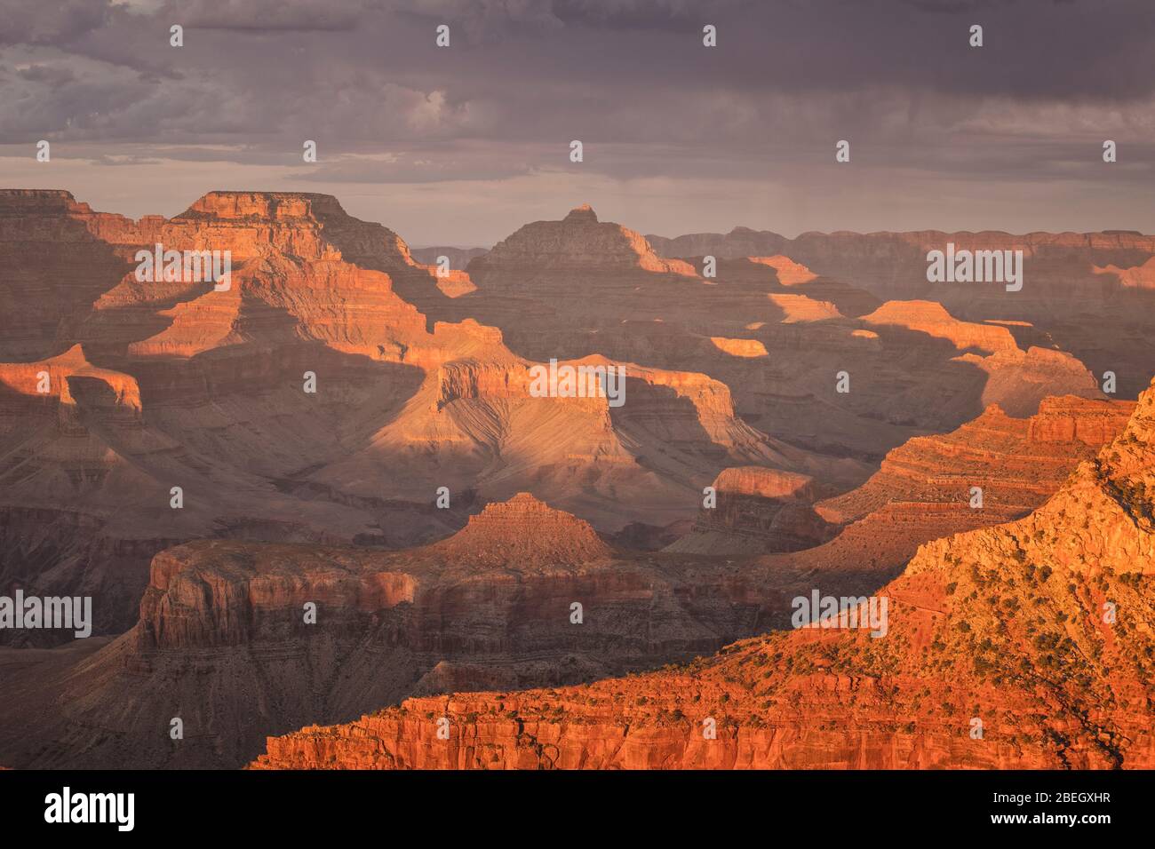 Lichter und Schatten bei Sonnenuntergang im Grand Canyon Stockfoto