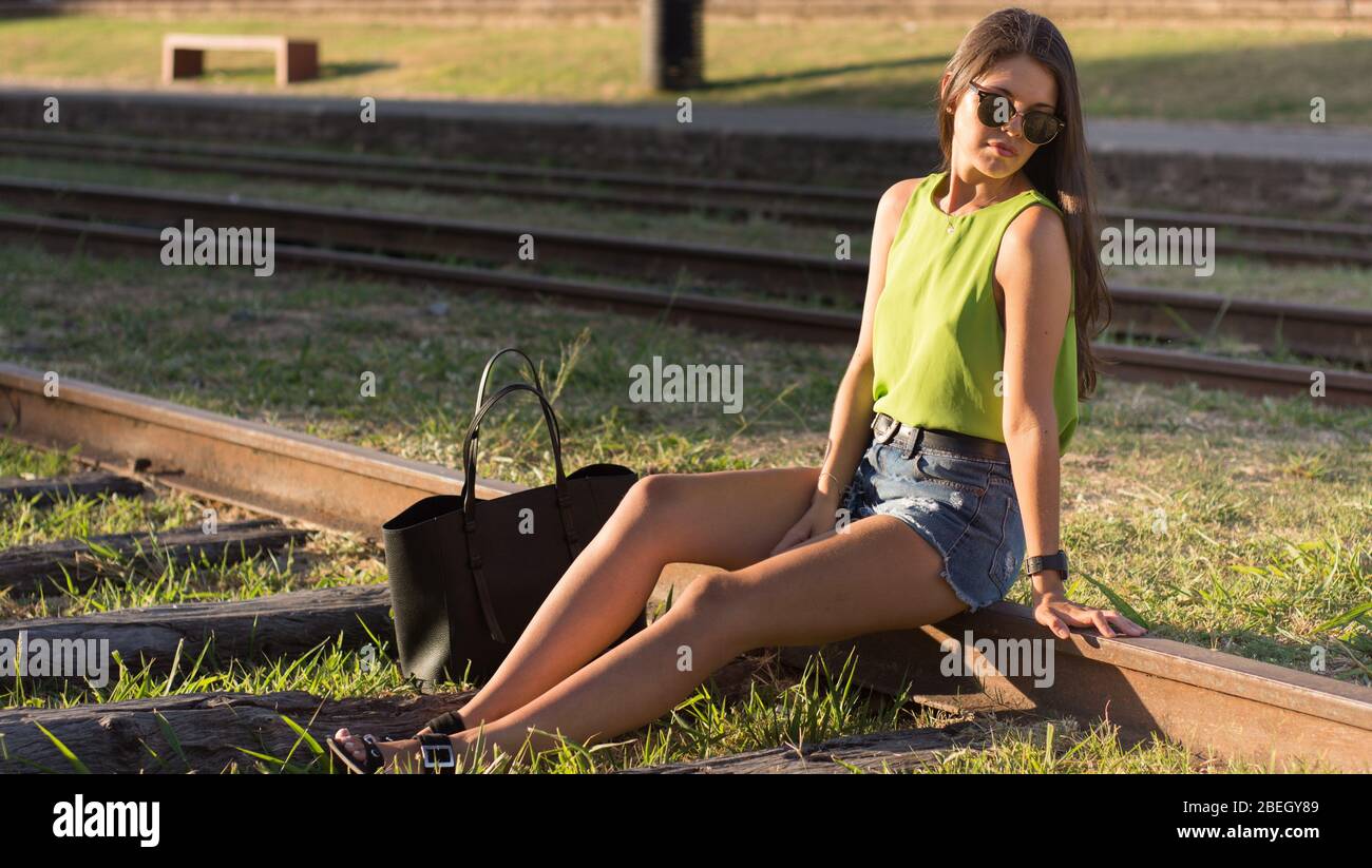 Frau Porträt draußen mit grünem Hemd im Sommer Stockfoto