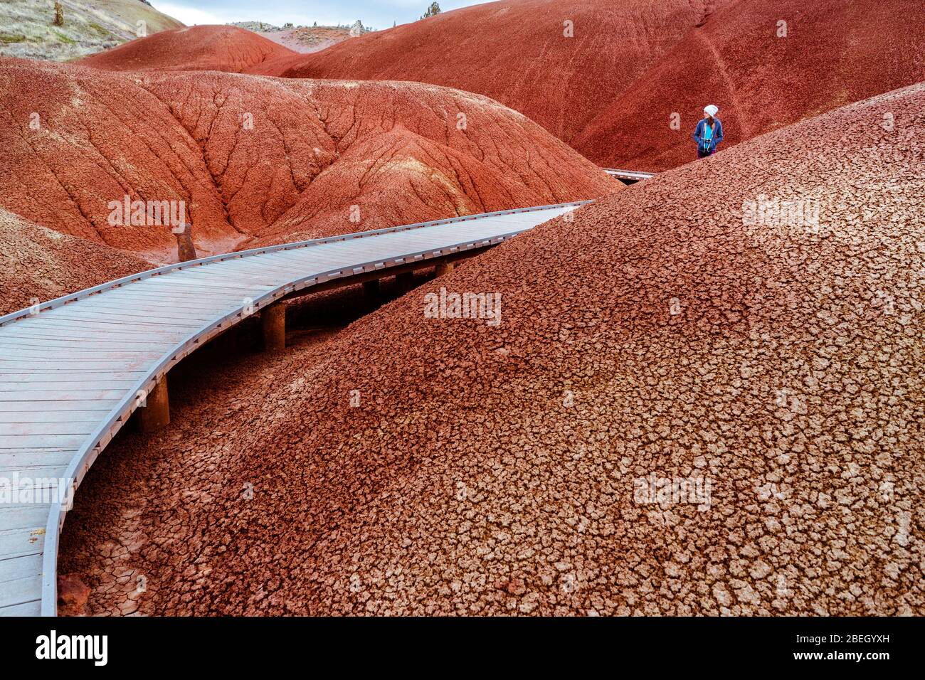 Junge Frau, die auf der Promenade in Painted Hills spazieren geht Stockfoto
